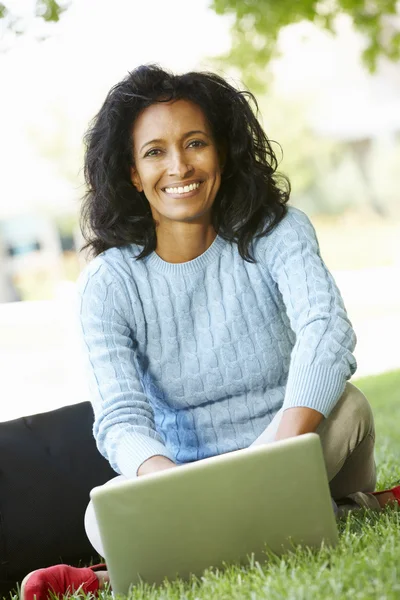 Mulher usando laptop — Fotografia de Stock