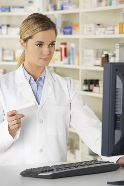 Farmacêutico que trabalha no computador — Fotografia de Stock