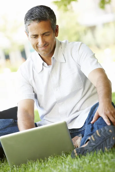 Hombre usando ordenador portátil — Foto de Stock