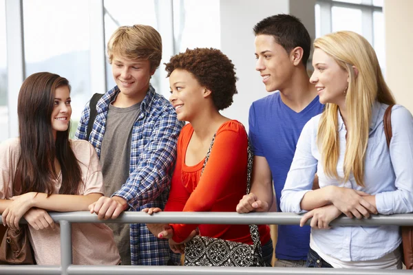 Gruppe von Studenten plaudert — Stockfoto