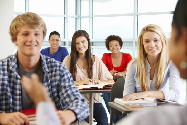 Multi-racial adolescentes alunos em classe — Fotografia de Stock