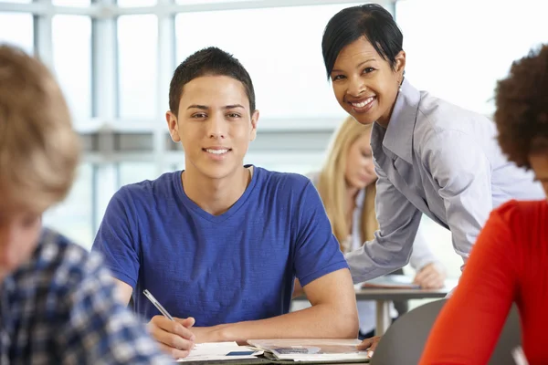 Professor com alunos em sala de aula — Fotografia de Stock