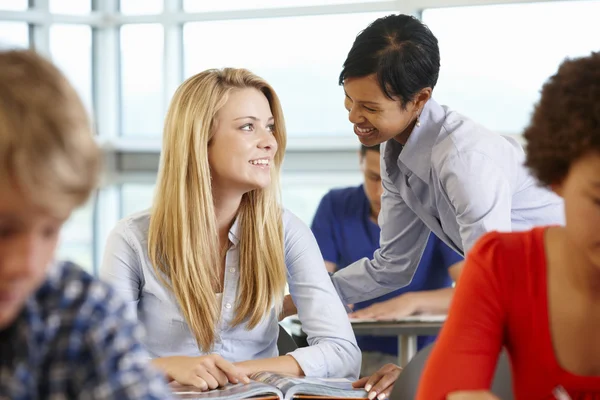 Enseignant aidant une étudiante en classe — Photo