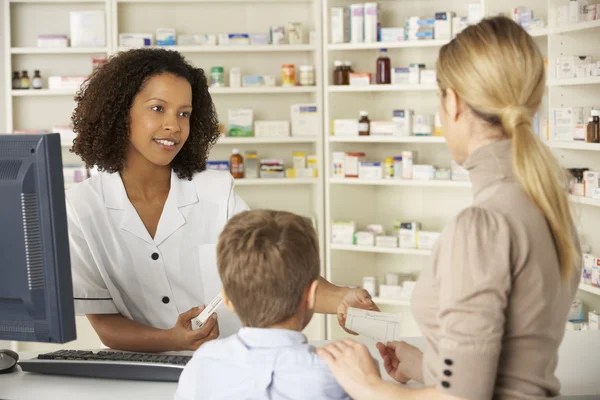 Farmacêutico com mãe e filho — Fotografia de Stock