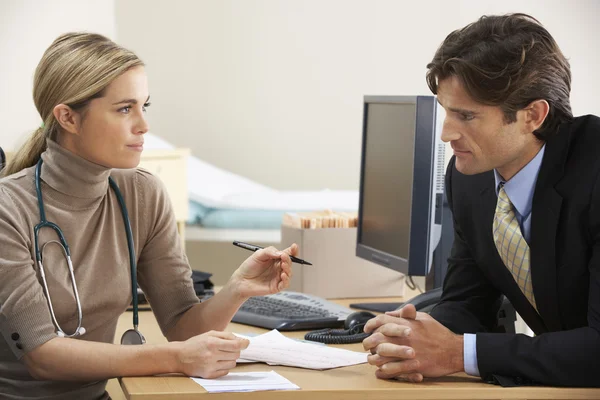 Doctor talking to patient — Stock Photo, Image