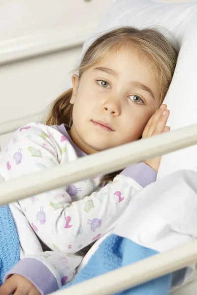 Joven chica acostada en cama de hospital — Foto de Stock