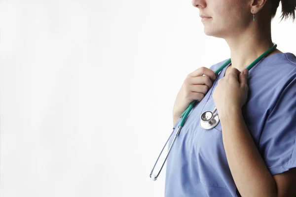 Médico feminino com estetoscópio — Fotografia de Stock