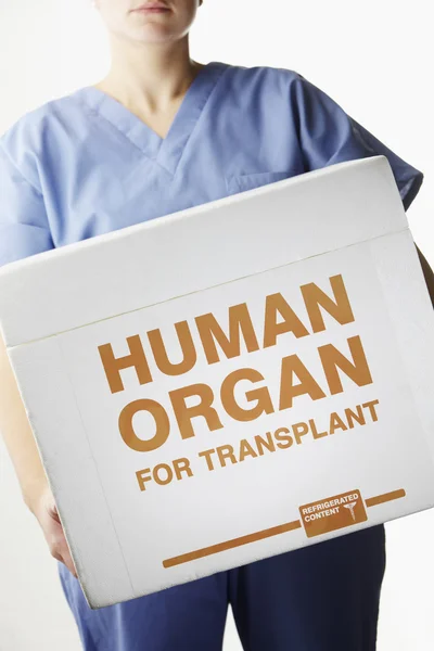 Chirurgien transportant une boîte d'organe de transplantation — Photo