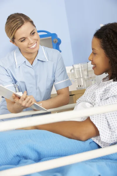 Female nurse and patient in hospital — Stock Photo, Image