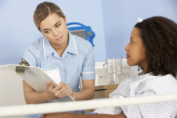 Female nurse and patient in hospital — Stock Photo, Image