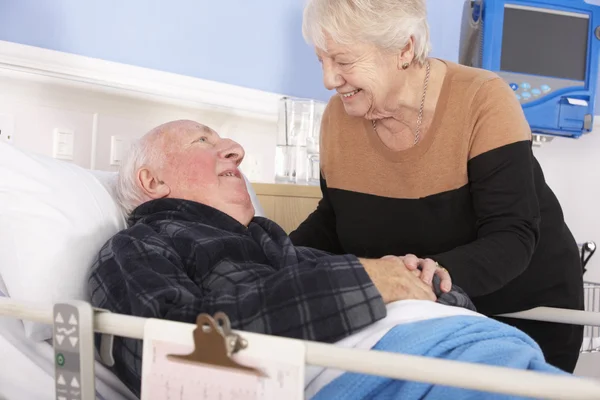 Femme âgée visitant son mari à l'hôpital — Photo