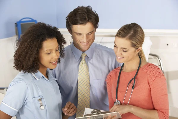 Doctors and nurse working in hospital — Stock Photo, Image