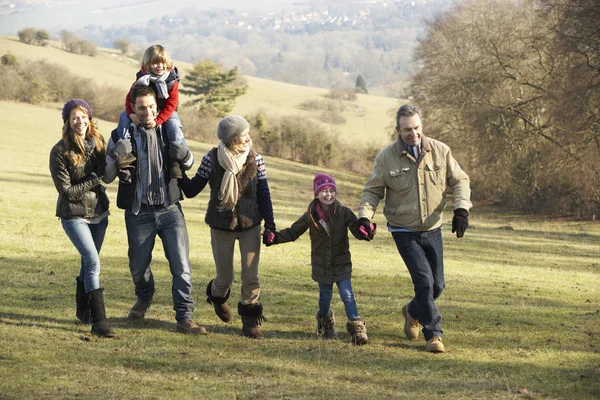 Familia de tres generaciones a pie por el campo — Foto de Stock