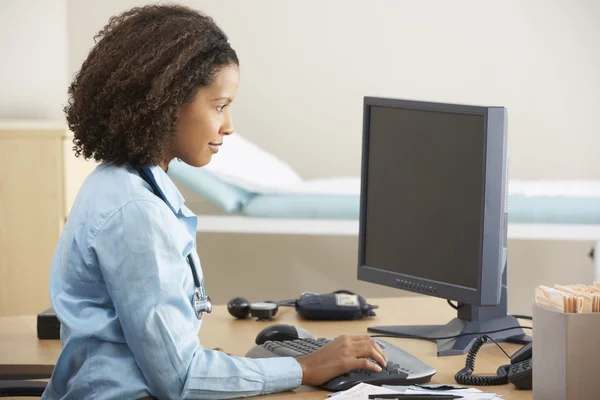 Médico trabajando en la computadora en el escritorio — Foto de Stock