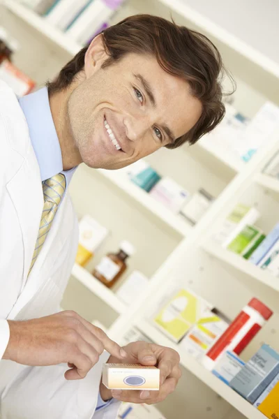 Farmacéutico masculino que trabaja en farmacia —  Fotos de Stock