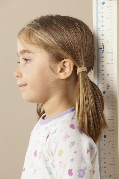 Girl measuring height — Stock Photo, Image