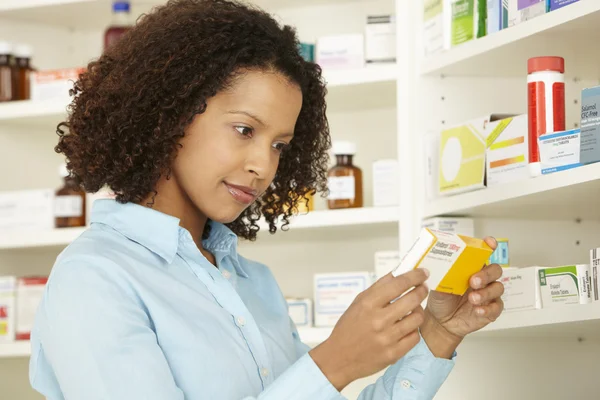 Farmacista femminile che lavora in farmacia — Foto Stock