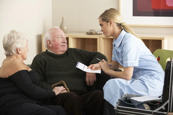 Nurse visiting senior couple — Stockfoto