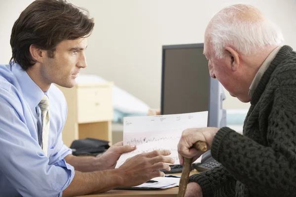 Médecin parlant à un patient masculin âgé — Photo