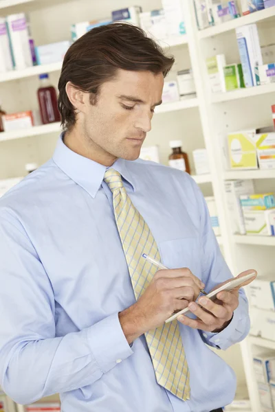 Farmacéutico con prescripción en farmacia — Foto de Stock