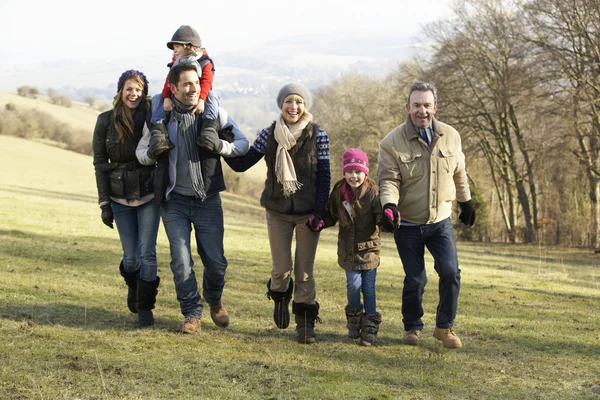 Famiglia di tre generazioni in campagna — Foto Stock