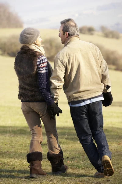 Volwassen paar op het platteland wandeling — Stockfoto