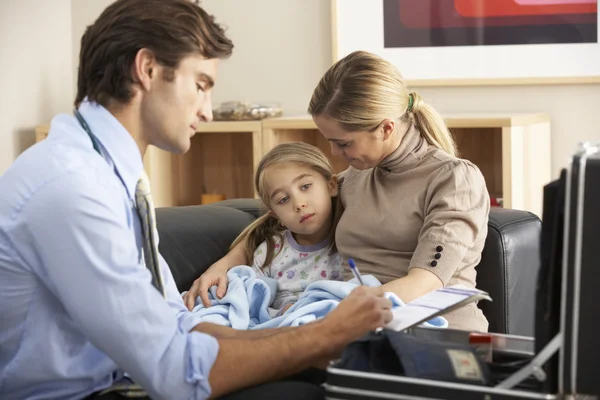 Médecin visitant un enfant malade et sa mère — Photo