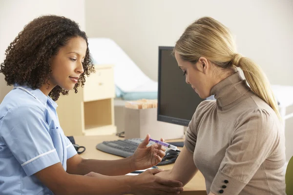 Vrouw met injectie — Stockfoto