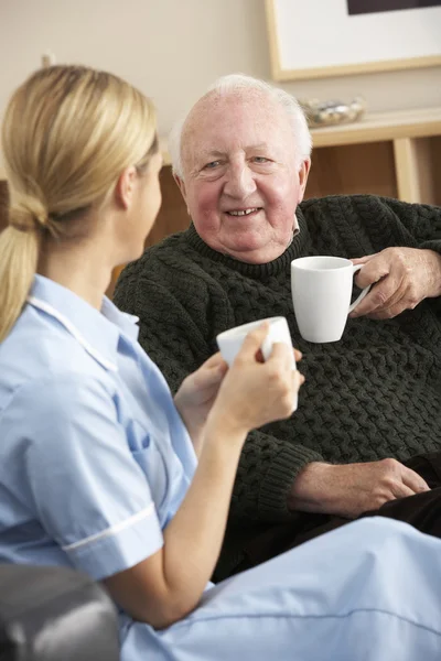 Krankenschwester besucht Senioren zu Hause — Stockfoto