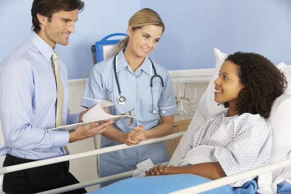 Médico y enfermera con paciente femenino — Foto de Stock