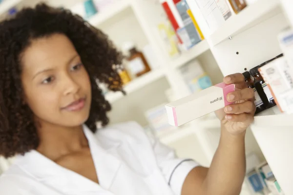 Vrouwelijke verpleegkundige in apotheek — Stockfoto