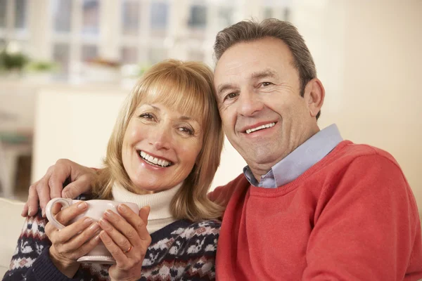 Ältere Paare entspannen sich zu Hause — Stockfoto