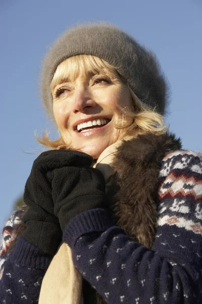 Mature woman in winter — Stockfoto