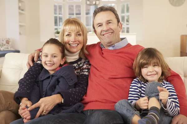 Abuelos y nietos en casa — Foto de Stock