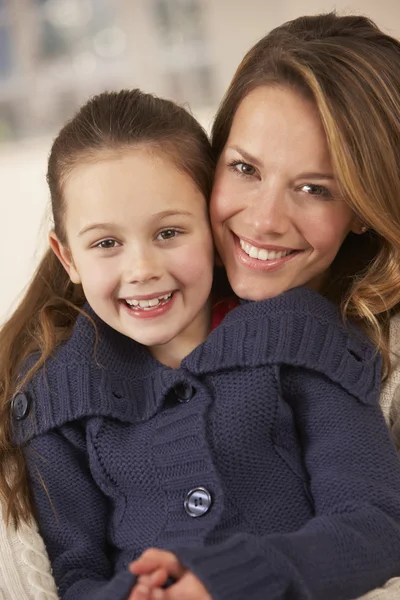 Mutter und Tochter zu Hause — Stockfoto