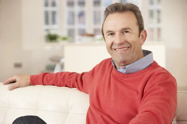 Mature homme relaxant à la maison — Photo