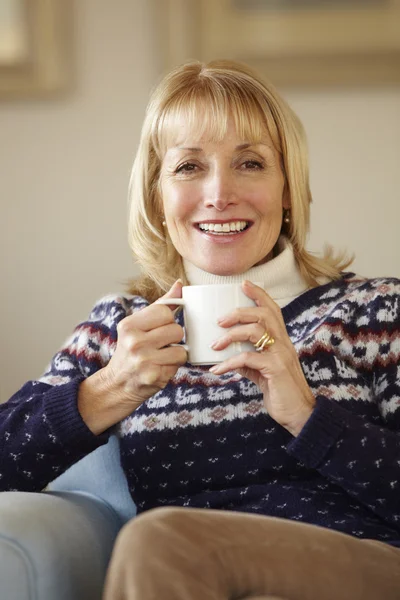 Senior vrouw ontspannen thuis — Stockfoto