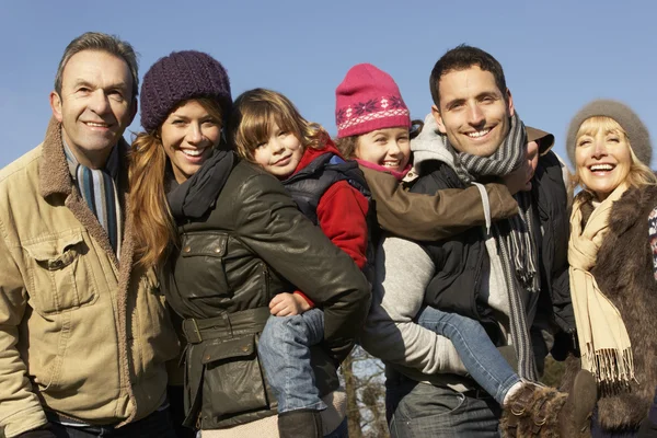 Üç nesil aile kışın — Stok fotoğraf