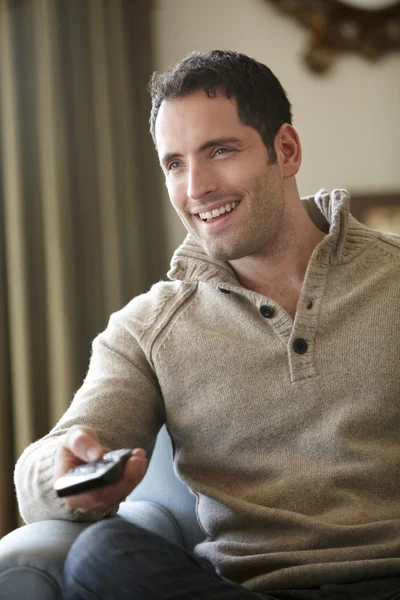 Uomo che guarda la televisione a casa — Foto Stock