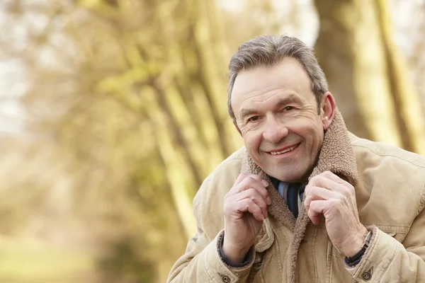 Senior man in de winter — Stockfoto