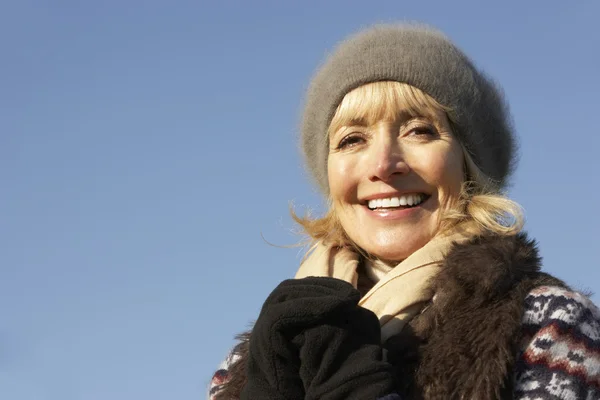 Volwassen vrouw in de winter — Stockfoto