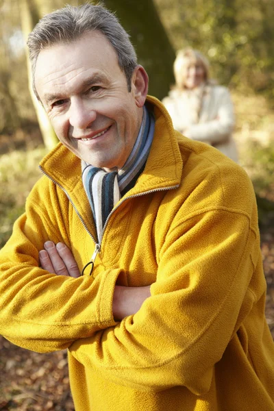 Feliz pareja de ancianos en invierno —  Fotos de Stock