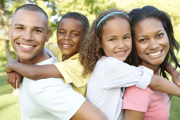 Giovane famiglia rilassante nel parco — Foto Stock