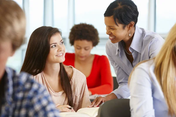 Enseignant aidant une étudiante en classe — Photo