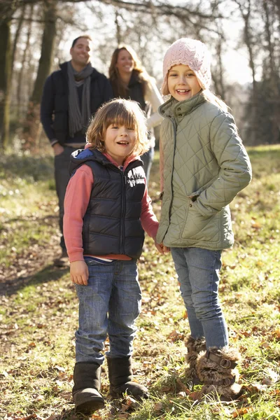 Happy Family op land wandeling — Stockfoto