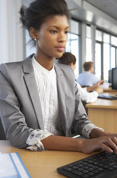 Female Worker In Busy Office — Stockfoto