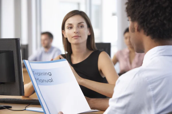 Nieuwe medewerker aanvang van de werkzaamheden In Office — Stockfoto