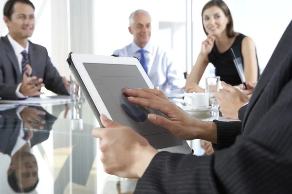 Zakenvrouw met behulp van digitale Tablet in bestuursvergadering — Stockfoto