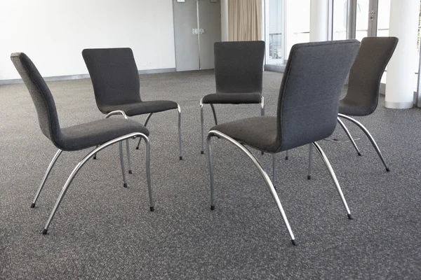 Chaises vides disposées pour la réunion — Photo