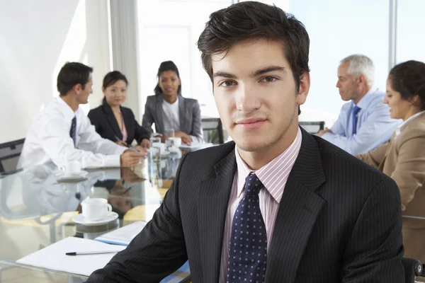 Empresario con colegas en la sala de juntas — Foto de Stock